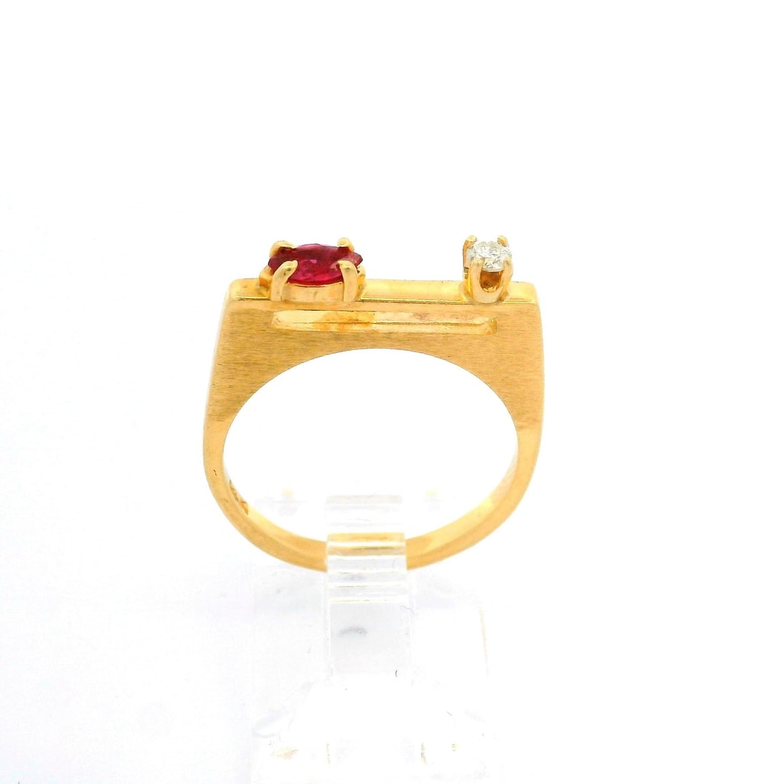 14k Yellow Gold Ruby Diamond Stackable Ring Size 6.5: 14k Yellow Gold Ruby Diamond Stackable Ring Size 6.5 This stunning 14k Yellow Gold Dual Finish Ring features a beautifully set Marquise-cut Ruby and sparkling round Brilliant-cut Diamond, making it a 