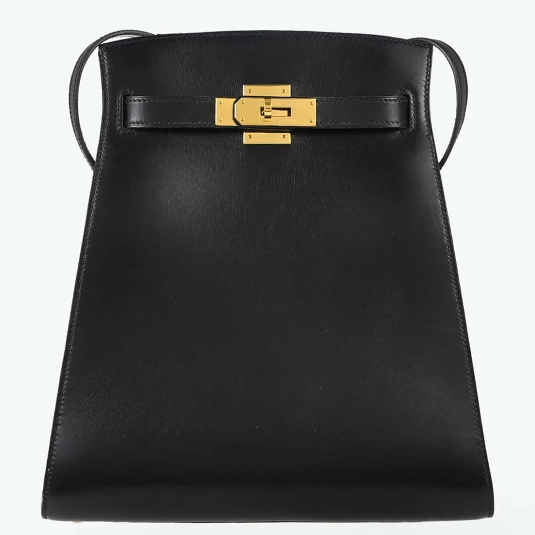 Hermes Kelly Sport black leather bag: Hermes Kelly Sport black leather bag This Hermes Kelly Sport Bag features a classic black leather construction and is designed for unisex use. The bag shows visible signs of wear, including scratches 