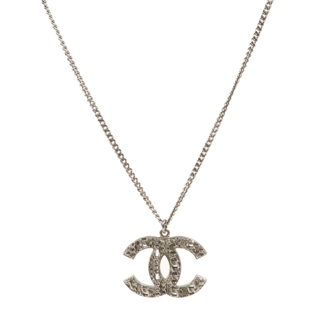 CHANEL Metal Necklace in Silver Tone 58cm: CHANEL Metal Necklace in Silver Tone 58cm CHANEL silver metal necklace with a neck rotation length of 58 cm and a motif measuring 29 mm wide by 21 mm high. The item is in very good AB condition and co