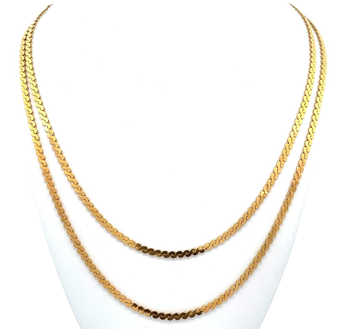 Vintage 18k Yellow Gold 30 Inch S Link Chain Necklace: Vintage 18k Yellow Gold 30 Inch S Link Chain Necklace This exquisite vintage necklace features a 30-inch long S link chain crafted from solid 18k yellow gold. Weighing 12.19 grams, this elegant piece 