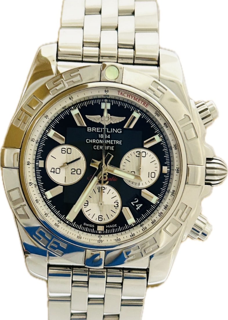Breitling Chronomat 44 automatic mens wristwatch ref AB0110: Breitling Chronomat 44 automatic mens wristwatch ref AB0110 This Breitling Chronomat 44 men's wristwatch is a pre-owned automatic analog timepiece made in Switzerland. It features a stainless steel ca