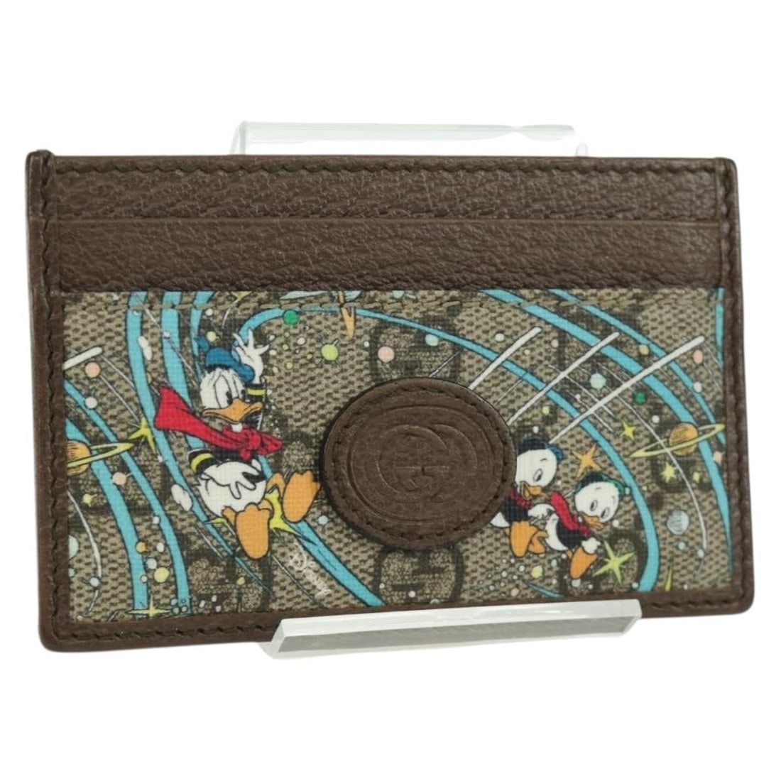 Disney Collaboration GG Supreme Beige Card Case by Gucci PVC: Disney Collaboration GG Supreme Beige Card Case by Gucci PVC This GUCCI GG Supreme card case features a collaboration with Disney, crafted from beige PVC leather and GG canvas. The compact design offe