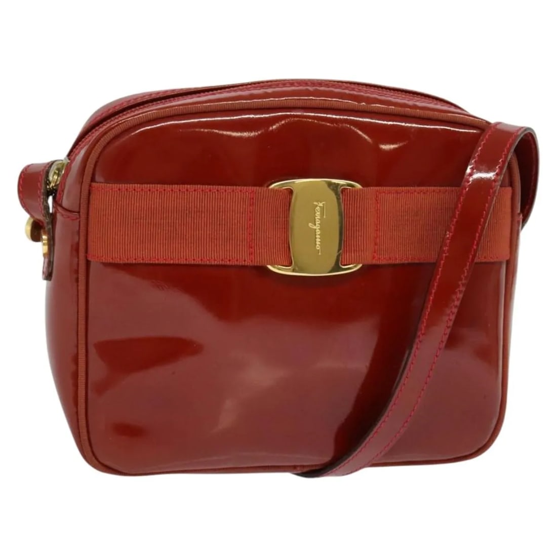 Red Patent Leather Shoulder Bag Salvatore Ferragamo Vala: Red Patent Leather Shoulder Bag Salvatore Ferragamo Vala The Salvatore Ferragamo Vala Shoulder Bag in red patent leather is a women's accessory crafted in Italy. It features a compact design measuring
