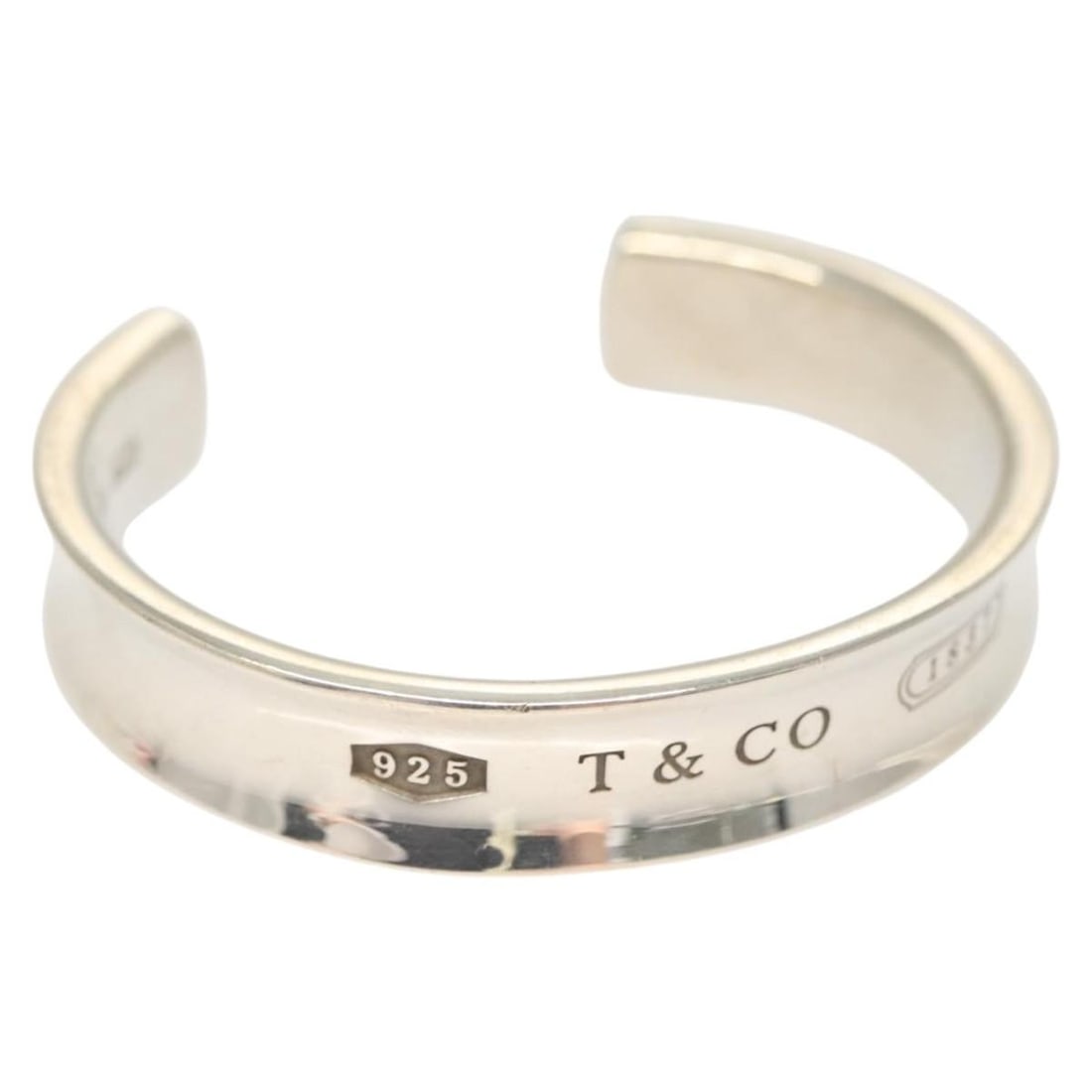 Tiffany Co Ag925 Silver Wide Bangle Bracelet: Tiffany Co Ag925 Silver Wide Bangle Bracelet Tiffany & Co. wide bangle bracelet in silver, made of Ag925 silver. The bracelet measures approximately 5 cm in length and 1 cm in width, or 2.0 inches in 