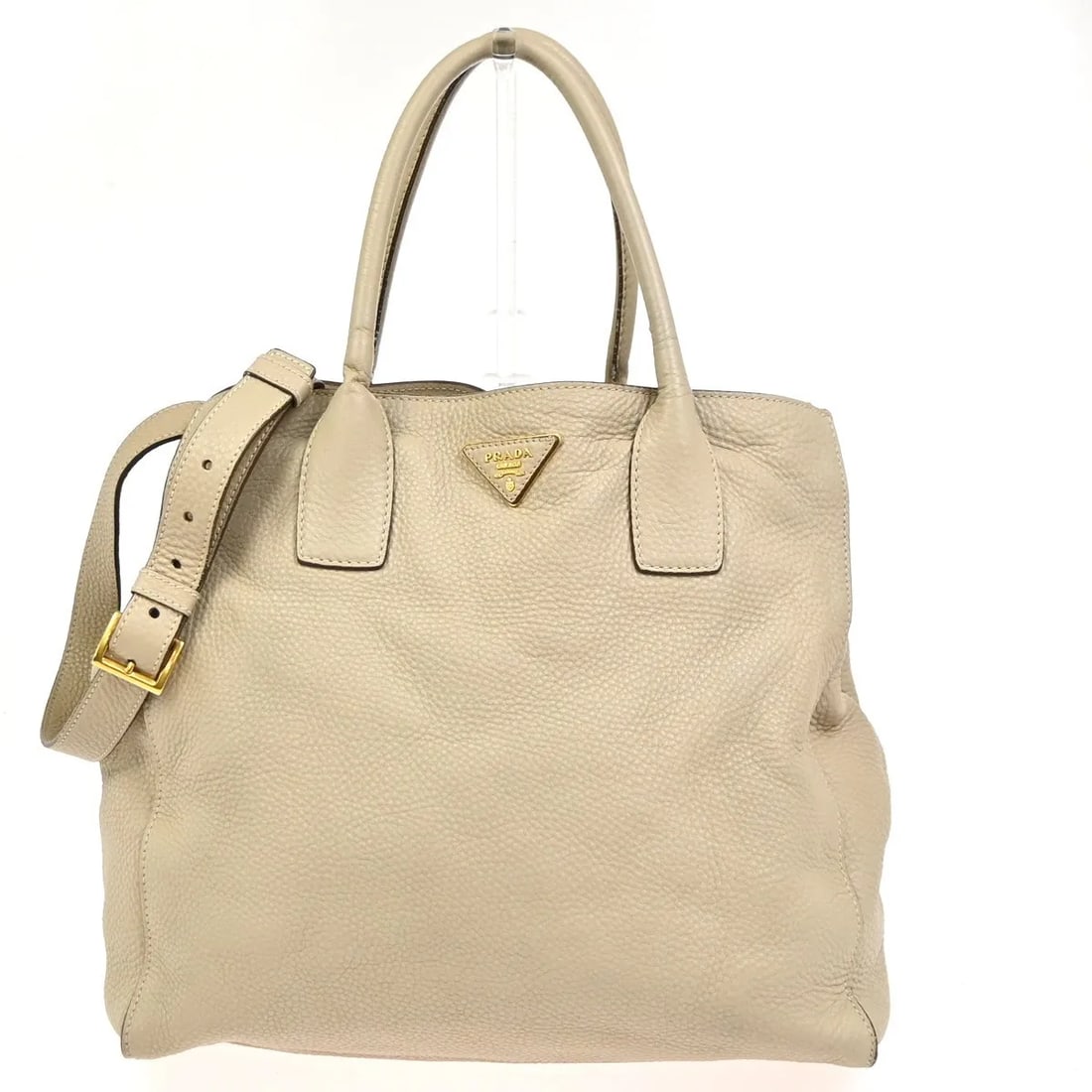 Prada Vitello Daino Beige Leather Convertible Tote Bag Italy: Prada Vitello Daino Beige Leather Convertible Tote Bag Italy This Prada Convertible Open Shopping Tote in beige leather offers versatile style and practicality. Designed for women, it features a spaci