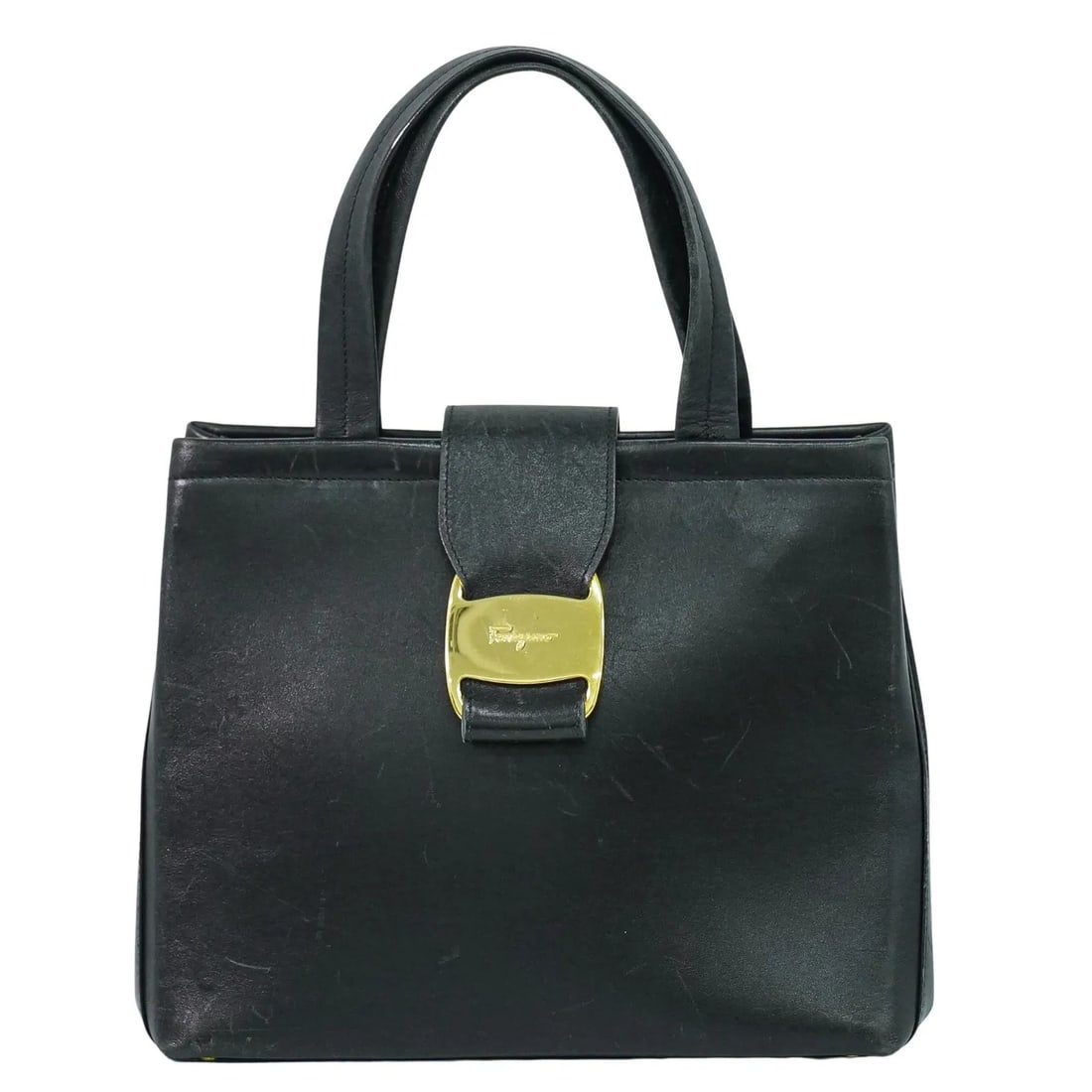 Black Leather Handbag Salvatore Ferragamo Vala 24cm x 20cm x 11cm: Black Leather Handbag Salvatore Ferragamo Vala 24cm x 20cm x 11cm This Salvatore Ferragamo Vala handbag is crafted from black leather and designed for female use. It shows signs of wear including body