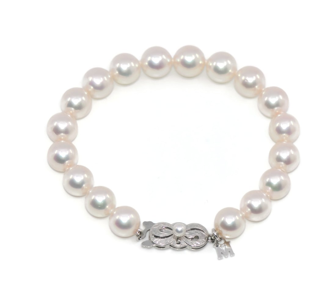 Mikimoto A+ 18K White Gold Pearl Bracelet 7 Inches: Mikimoto A+ 18K White Gold Pearl Bracelet 7 Inches This exquisite Mikimoto bracelet features a stunning design crafted from 18K white gold, accentuated by lustrous pearls. The bracelet measures 7 inch