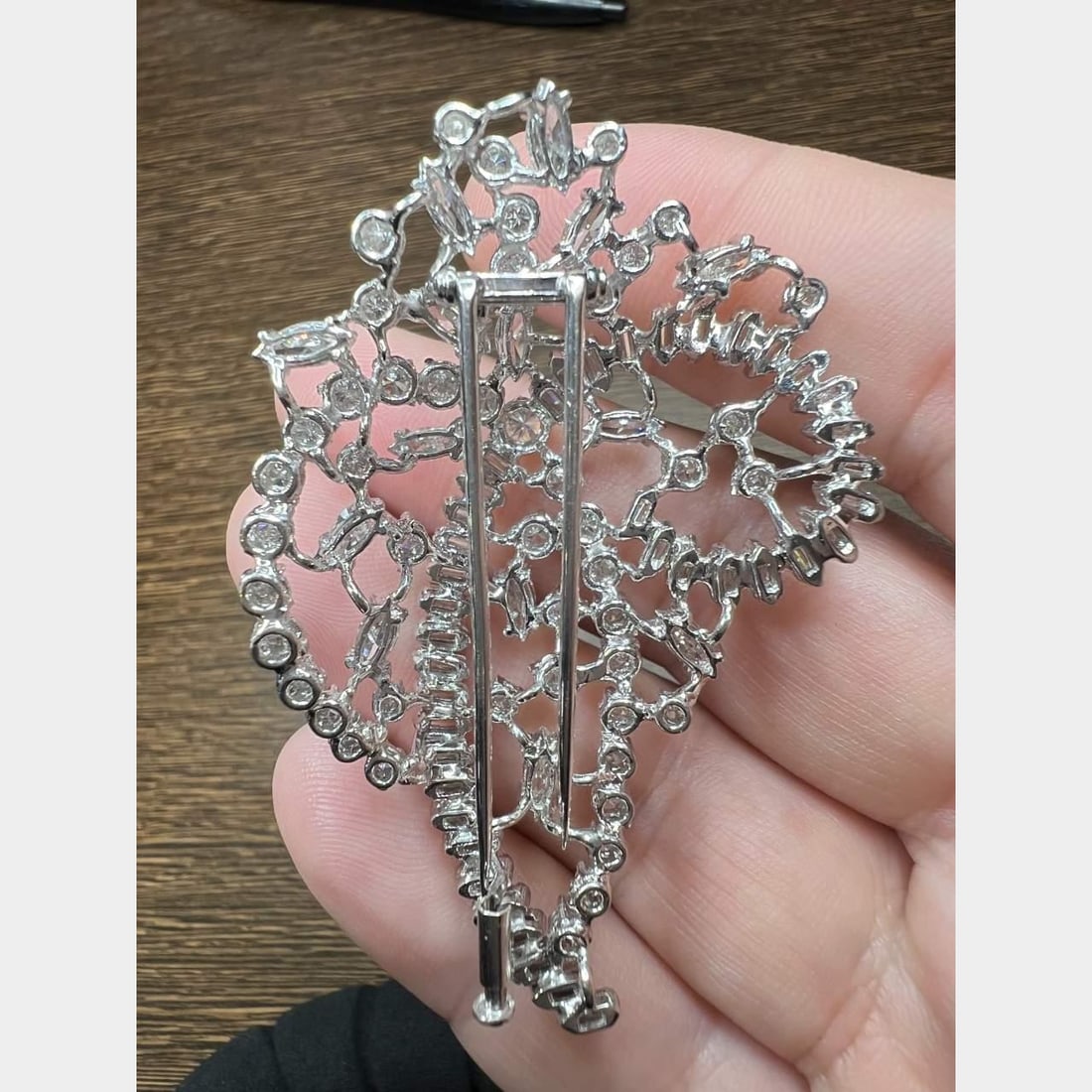 Elegant 18K White Gold Diamond Brooch 8.00 Ct G-H VVS-VS: Elegant 18K White Gold Diamond Brooch 8.00 Ct G-H VVS-VS This exquisite 18K White Gold Diamond Brooch is a stunning accessory that showcases a total diamond weight of approximately 8.00 Ct. It feature
