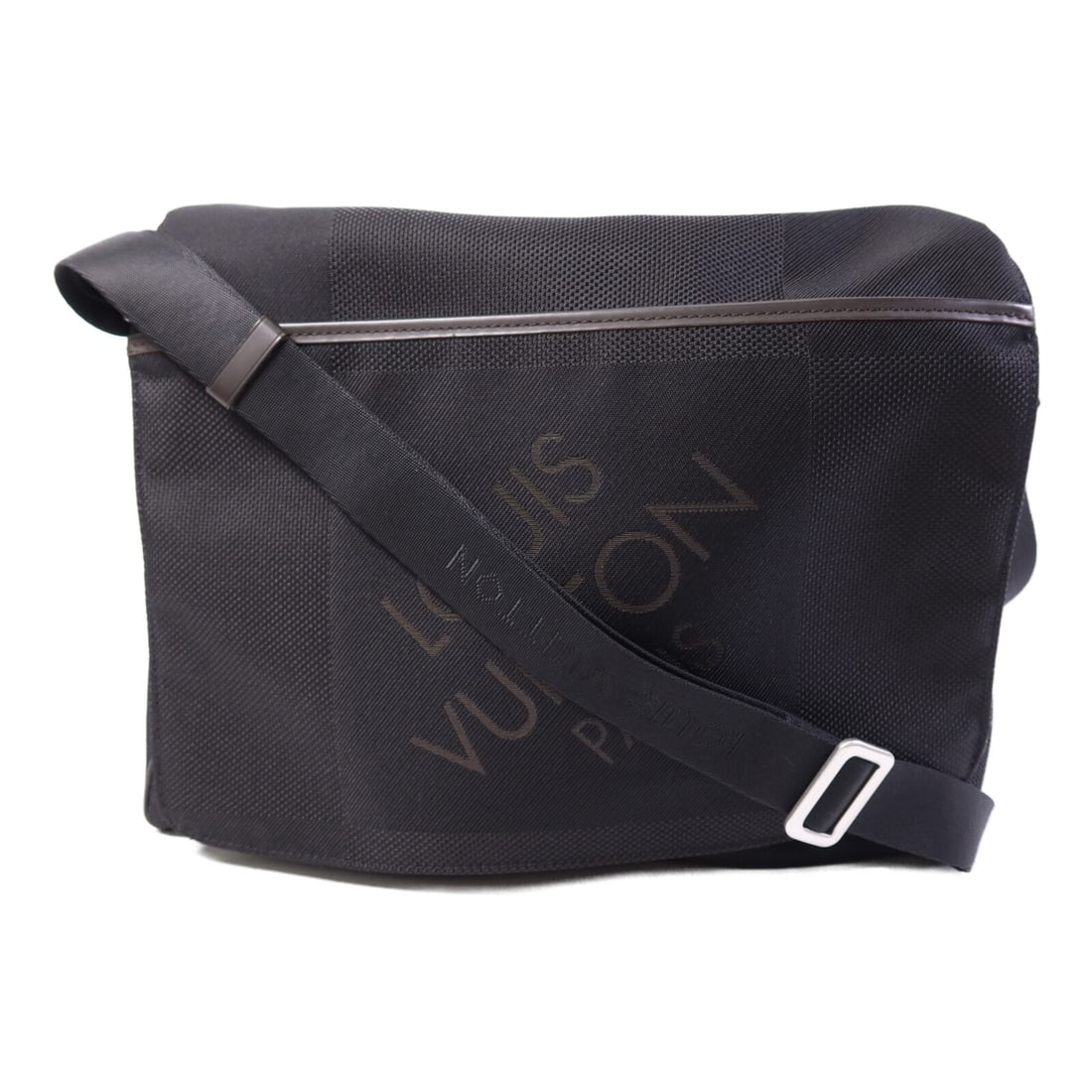 Louis Vuitton Petit Messager M93618 Black Nylon Shoulder Bag: Louis Vuitton Petit Messager M93618 Black Nylon Shoulder Bag Louis Vuitton Petit Messager shoulder bag in black Damier Geant and nylon, model M93618. It is a mens regular-size shoulder bag made in Fra