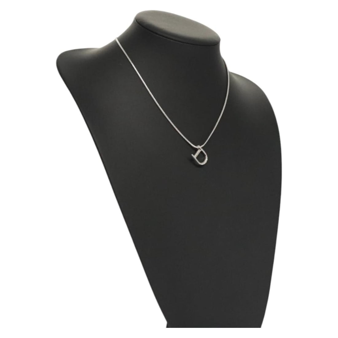 Christian Dior silver metal necklace Italy 17.1inch: Christian Dior silver metal necklace Italy 17.1inch This Christian Dior women's necklace features a sleek silver-tone metal design, crafted in Italy. The necklace measures approximately 43.5 cm (17.1 