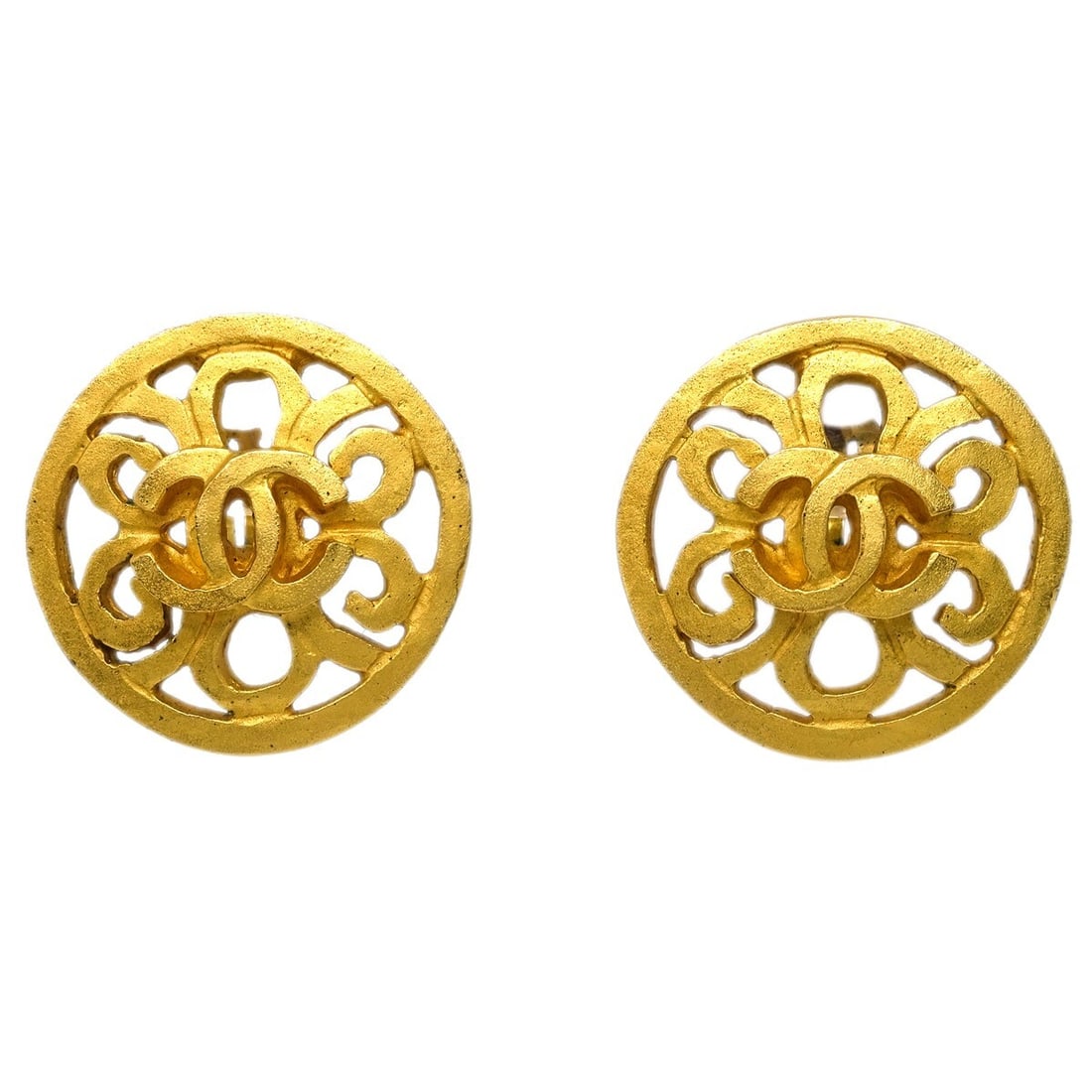 Chanel 95P CC Round Clip-On Button Earrings Gold Plated: Chanel 95P CC Round Clip-On Button Earrings Gold Plated Vintage Chanel clip-on button earrings in gold-plated metal with a round CC design. Marked 95P and made in France, this pair comes with its box.