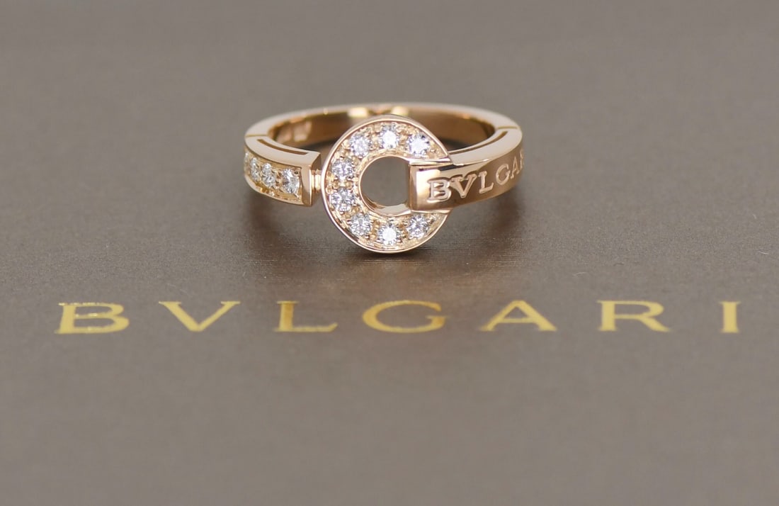 Bvlgari Diamond 18K Rose Gold Band Size 6.5: Bvlgari Diamond 18K Rose Gold Band Size 6.5 This pre-owned Bvlgari ring features a sophisticated design crafted in 18K rose gold and is set with a diamond as the main stone. Sized at 6.5, the ring is 