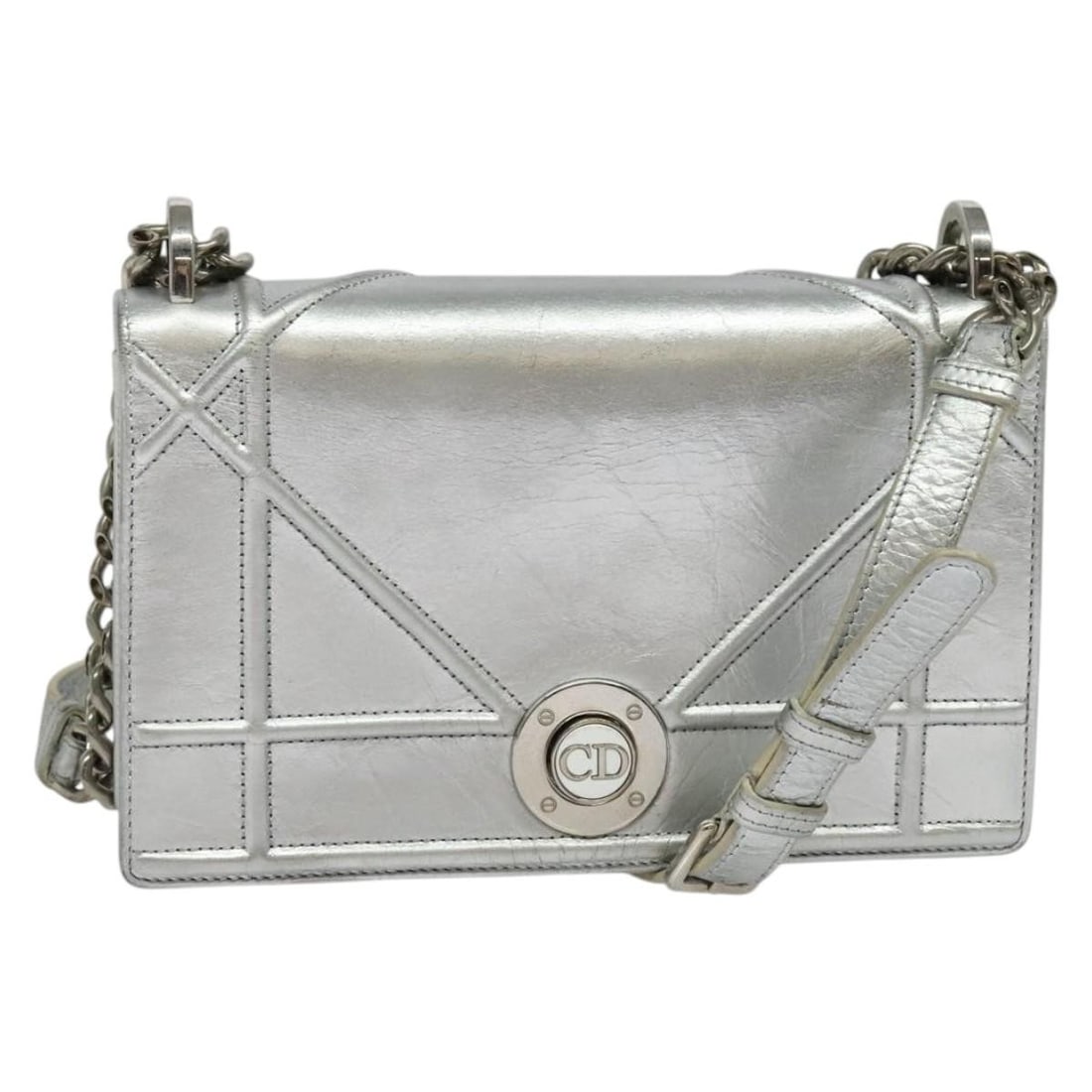 Christian Dior Diorama Silver Leather Chain Shoulder Bag: Christian Dior Diorama Silver Leather Chain Shoulder Bag Christian Dior shoulder bag in silver leather with a chain detail. It is made in Italy and comes with a guarantee card. The bag measures approx