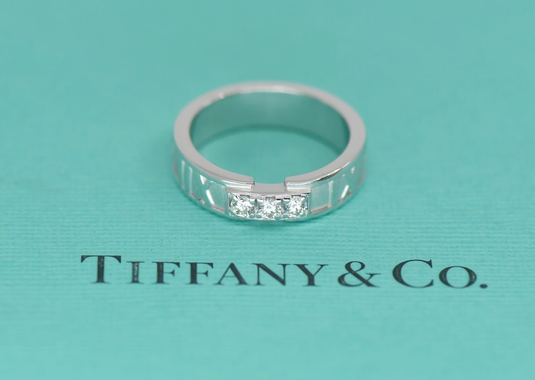 Tiffany & Co Atlas 18K White Gold Diamond Ring Size 6: Tiffany & Co Atlas 18K White Gold Diamond Ring Size 6 This pre-owned Tiffany & Co. Atlas ring features a sophisticated design crafted from 18k white gold and set with diamonds. The ring is made in the