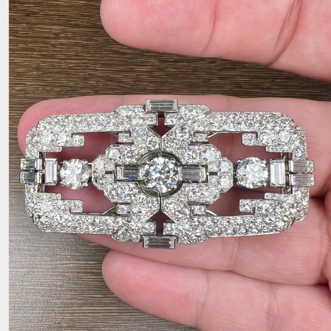 Art Deco Platinum 14.95 Ct Diamond Brooch 2.25 Inches F-G VVS-VS: Art Deco Platinum 14.95 Ct Diamond Brooch 2.25 Inches F-G VVS-VS This exquisite Art Deco brooch showcases a stunning design crafted in platinum and boasts a remarkable total diamond weight of 14.95