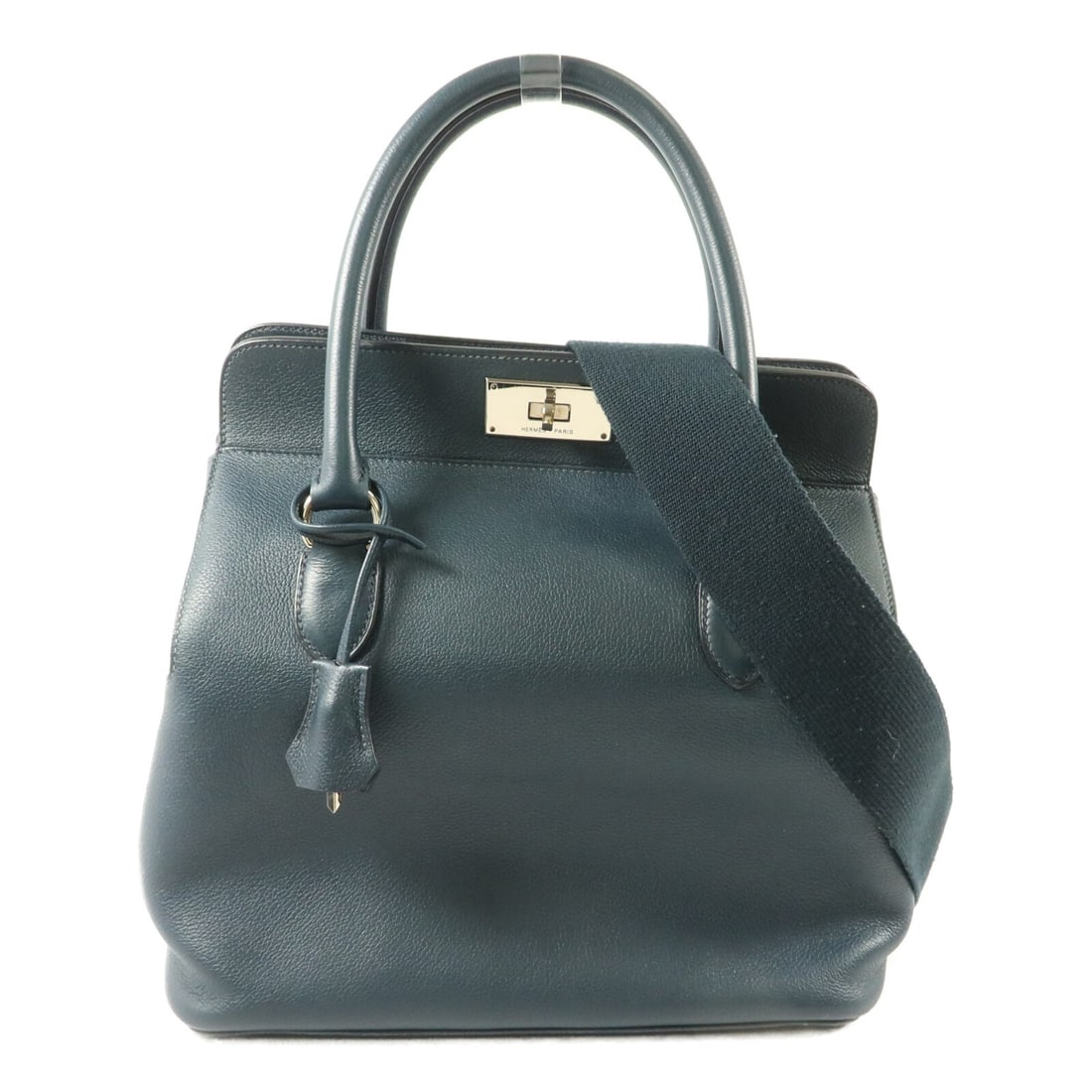 Hermes Toolbox 26 Evercolor Calfskin Shoulder Bag Bleu Ocean PHW: Hermes Toolbox 26 Evercolor Calfskin Shoulder Bag Bleu Ocean PHW A Hermes Toolbox 26 2-way shoulder bag in Evercolor leather with calfskin (cowhide) details, presented in Bleu Ocean. It features a tur