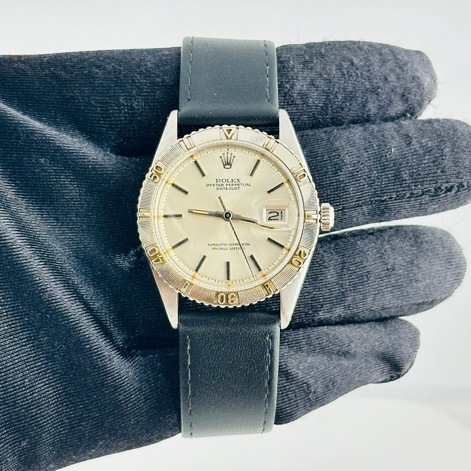 Rolex 1625 Datejust mens watch silver stick dial leather strap: Rolex 1625 Datejust mens watch silver stick dial leather strap Men's Rolex Datejust watch, reference 1625, with a silver stick dial and Turn-o-graph bezel. It is fitted with a generic leather band. Th