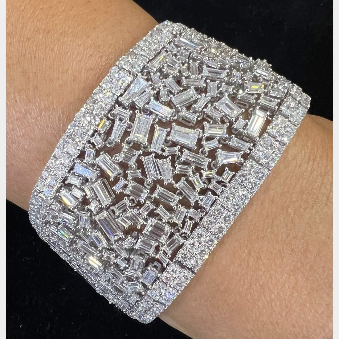 18K White Gold 43 Ct Diamond Bracelet with 434 Baguette and 324 Round Diamonds: 18K White Gold 43 Ct Diamond Bracelet with 434 Baguette and 324 Round Diamonds This stunning 18K White Gold Bracelet showcases an impressive total diamond weight of 43.00 carats. It features 434 Bague