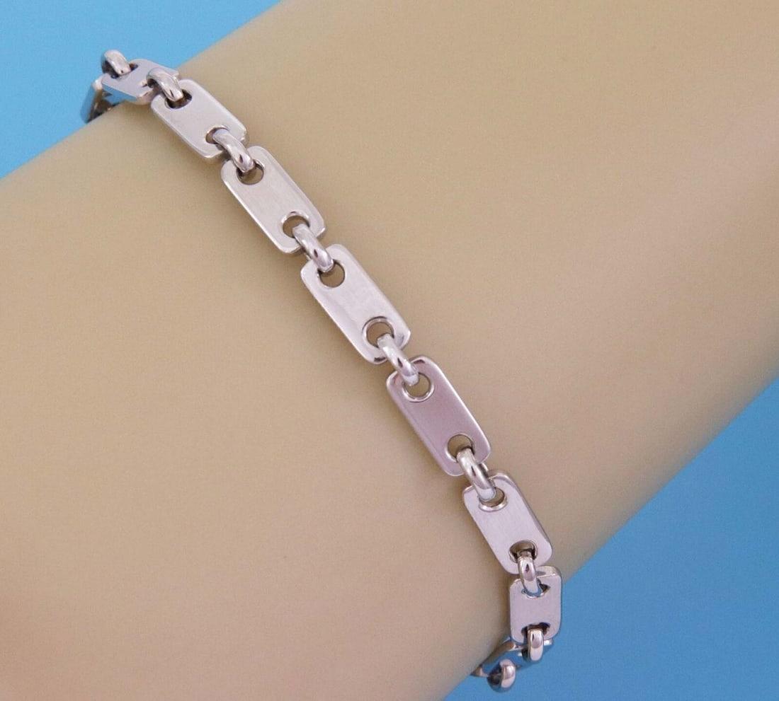 Cartier Fidelity Heart Link Bracelet 18k White Gold with Key Papers: Cartier Fidelity Heart Link Bracelet 18k White Gold with Key Papers A pre-owned Cartier Fidelity Heart Link Bracelet crafted in 18k white gold. The design features flat bar links with rounded joints a