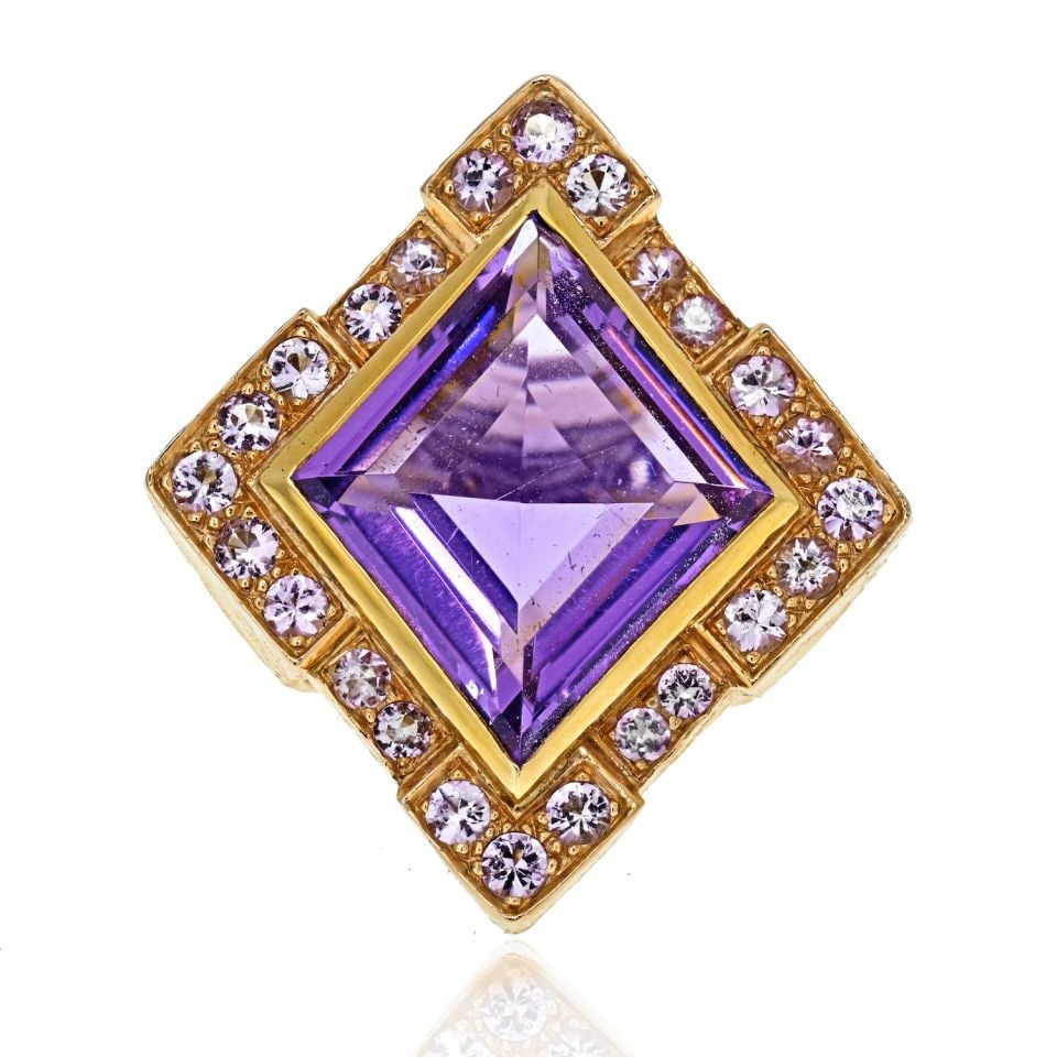 David Webb 18K Yellow Gold Amethyst Rhombus Ring Estate: David Webb 18K Yellow Gold Amethyst Rhombus Ring Estate This exquisite estate ring by David Webb features a stunning purple amethyst set in luxurious 18K yellow gold. Weighing 27.2 grams, this substan