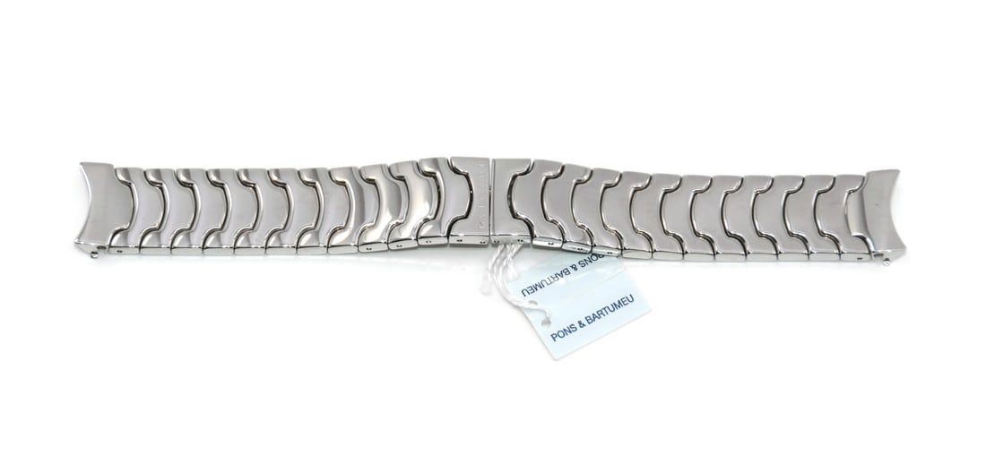 Bulgari Authentic Stainless Steel 18mm Wristwatch Bracelet: Bulgari Authentic Stainless Steel 18mm Wristwatch Bracelet This authentic Bulgari stainless steel bracelet is designed for wristwatches and measures 18 mm in width. With a length of 6.5 inches, it is 