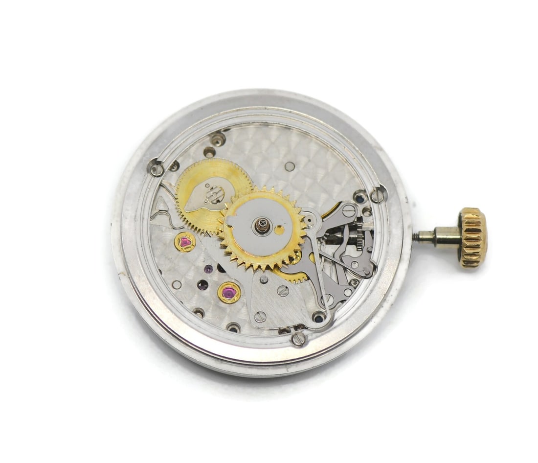 Rolex Caliber 1530 Watch Movement: Rolex Caliber 1530 Watch Movement This is a pre-owned Rolex Caliber 1530 movement from Switzerland. The movement winds and runs, and is being sold as is. It is an authentic Rolex component, ideal for 