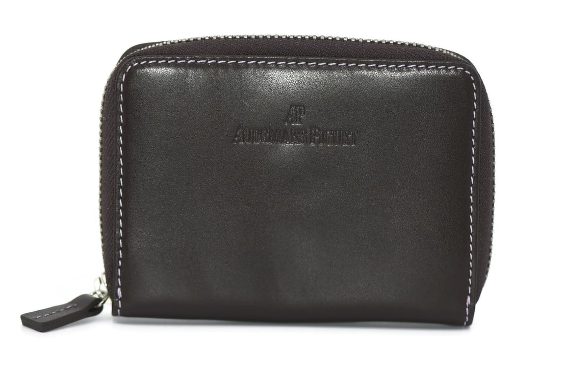 Audemars Piguet Brown Wallet 100% Authentic Luxury Accessory: Audemars Piguet Brown Wallet 100% Authentic Luxury Accessory This Audemars Piguet wallet is a luxurious accessory crafted in a rich brown color. Measuring 5 x 3.5 inches, it combines style and practic