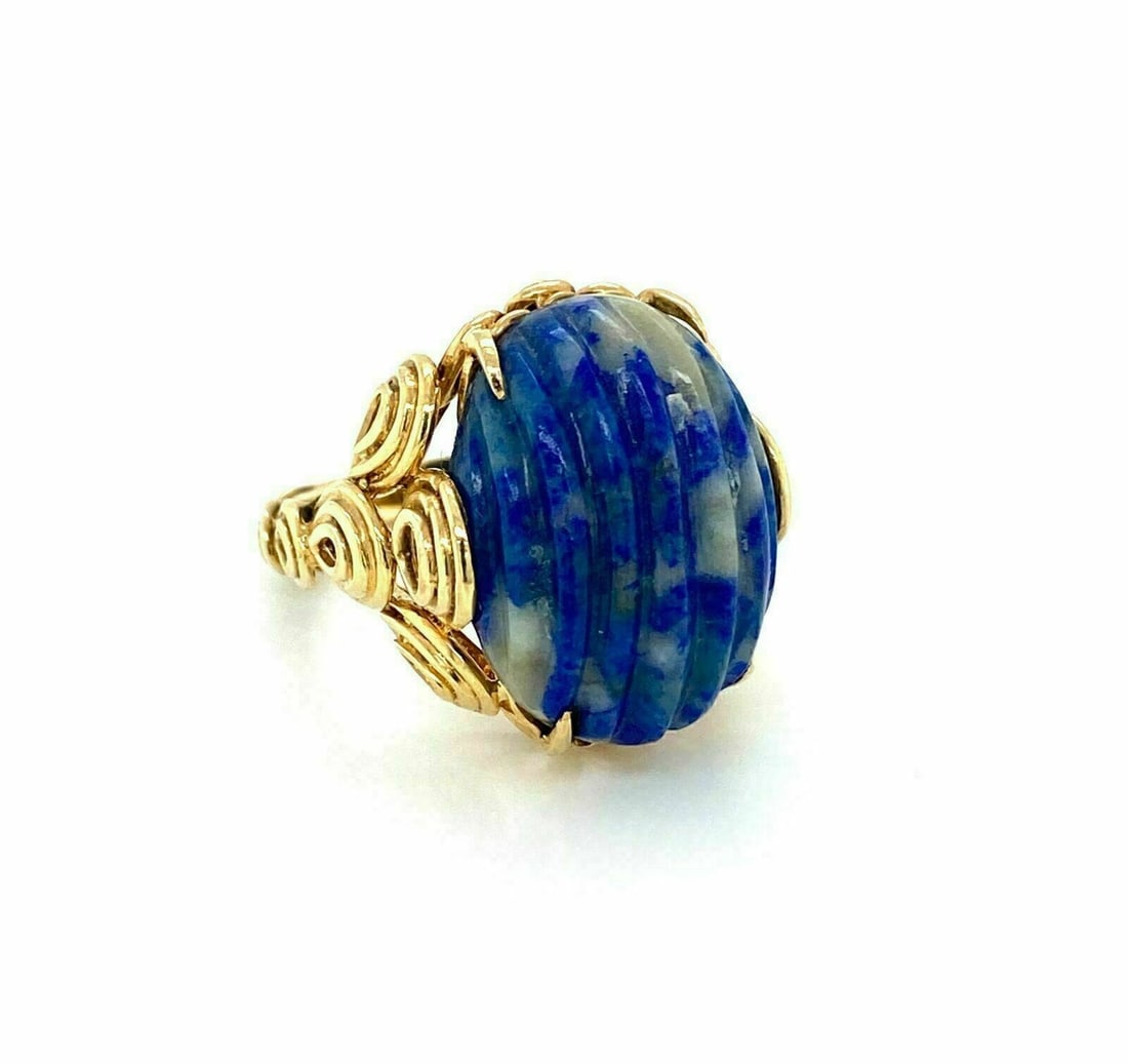 Unbranded 14k Yellow Gold Lapis Lazuli Cabochon Statement Ring Size 6.5: Unbranded 14k Yellow Gold Lapis Lazuli Cabochon Statement Ring Size 6.5 This vintage estate statement ring is crafted in 14k yellow gold and features a large lapis lazuli cabochon center stone. The sc