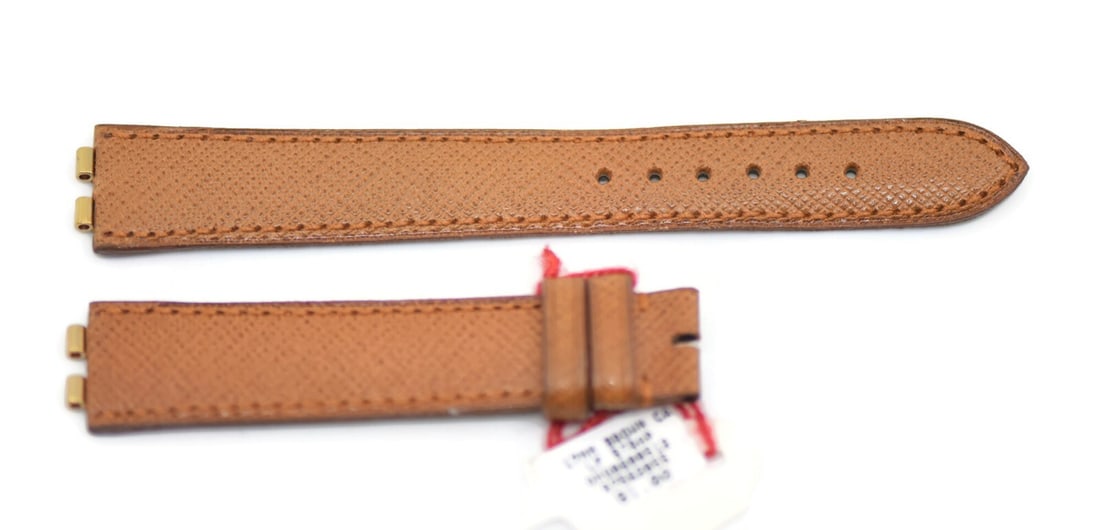 Authentic Omega Brown Leather 17mm Two-Piece Wristwatch Strap: Authentic Omega Brown Leather 17mm Two-Piece Wristwatch Strap This authentic Omega wristwatch band features a classic brown leather design, perfect for enhancing the elegance of your timepiece. The tw