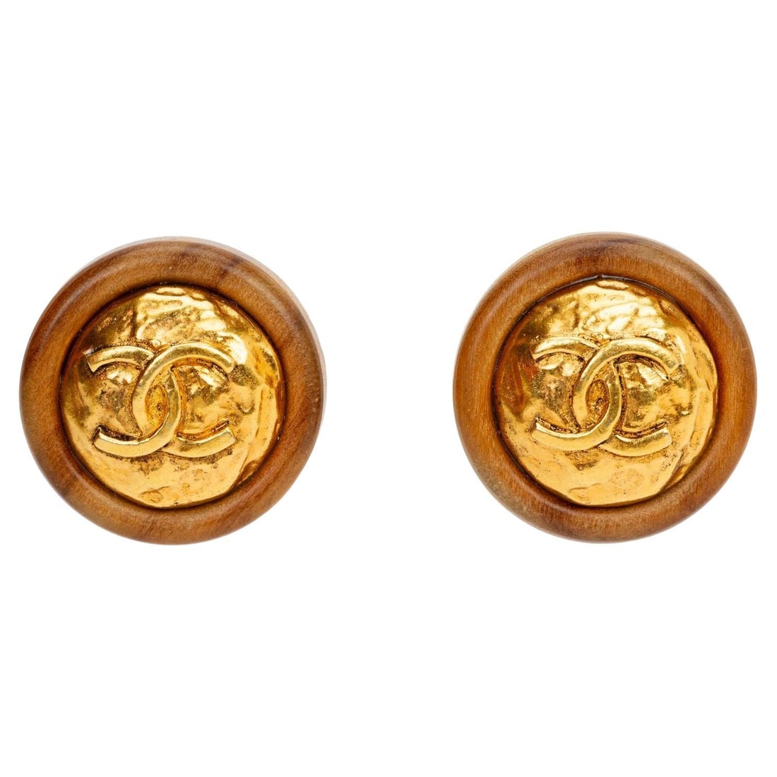 Chanel Interlocking CC Wood Clip On Earrings: Chanel Interlocking CC Wood Clip On Earrings These Chanel button clip-on earrings from the 1980s feature the iconic interlocking CC logo crafted in gold-tone metal, elegantly set within a brown wood s