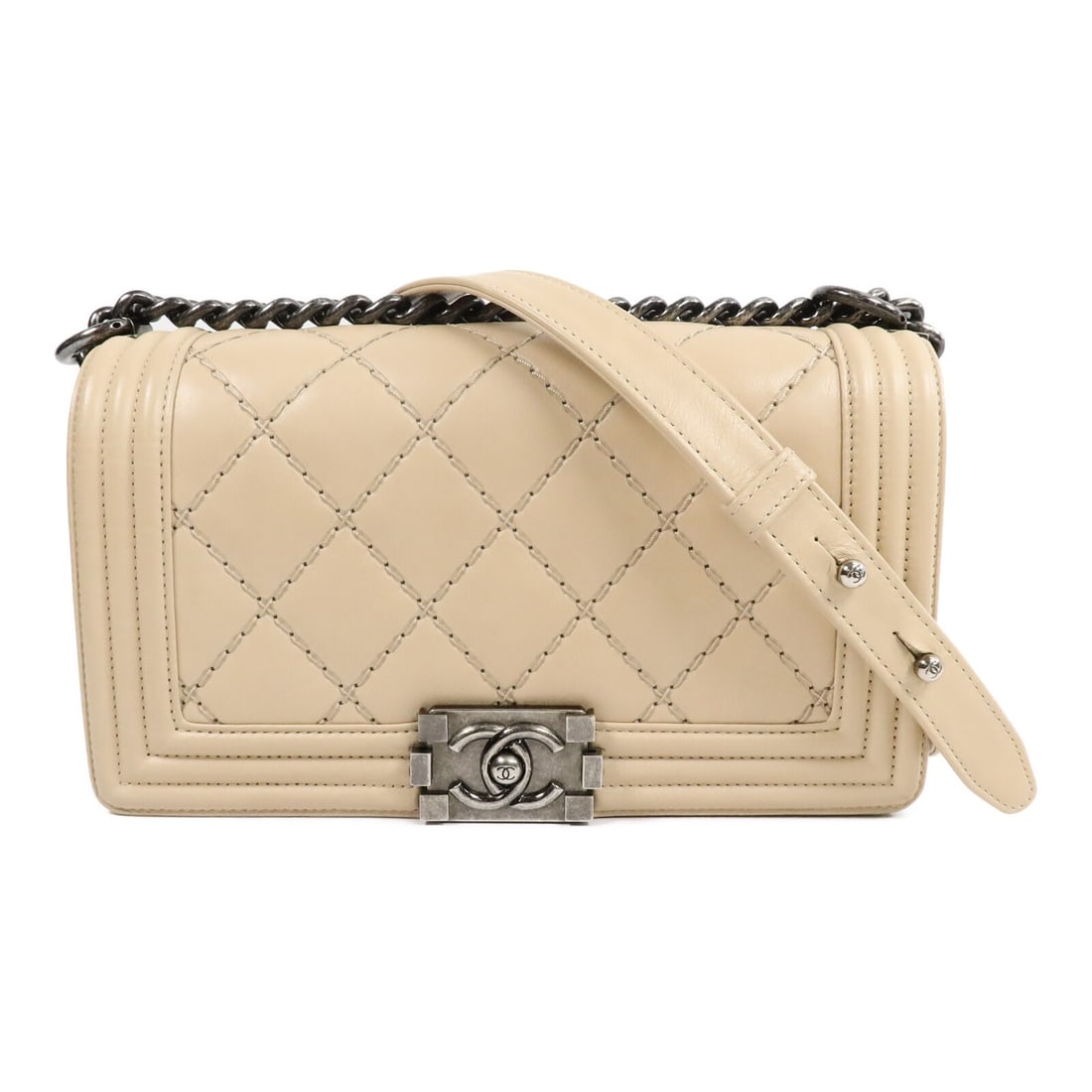 CHANEL Boy 25 A92105 CC chain shoulder bag beige black calfskin: CHANEL Boy 25 A92105 CC chain shoulder bag beige black calfskin A CHANEL Boy 25 chain shoulder bag in calfskin leather, presented in a black and beige color combination. It features a flap pocket and 
