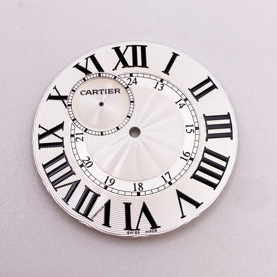 Cartier Ronde Louis Luxury Silver Dial WR007002 Roman Numerals: Cartier Ronde Louis Luxury Silver Dial WR007002 Roman Numerals This luxurious Cartier Ronde Louis silver dial is designed for the Cartier Ronde model (WR007002). Featuring a classic 12-hour configurat