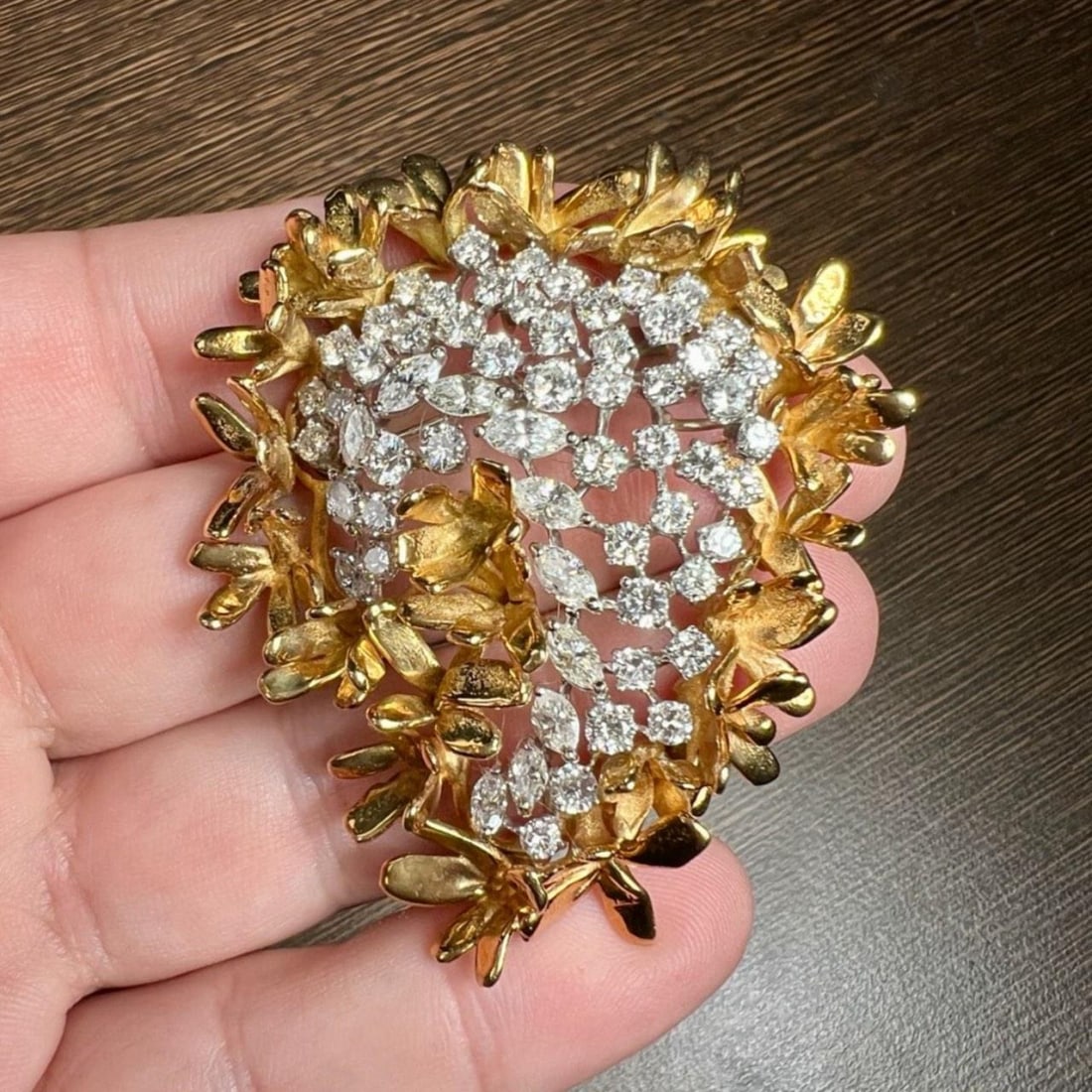 Platinum 18K Yellow Gold Diamond Brooch 8.60 Ct VVS-VS 3.25 x 3.0: Platinum 18K Yellow Gold Diamond Brooch 8.60 Ct VVS-VS 3.25 x 3.0 This exquisite brooch features a stunning combination of platinum and 18K yellow gold, showcasing a total of 64 diamonds with an appro