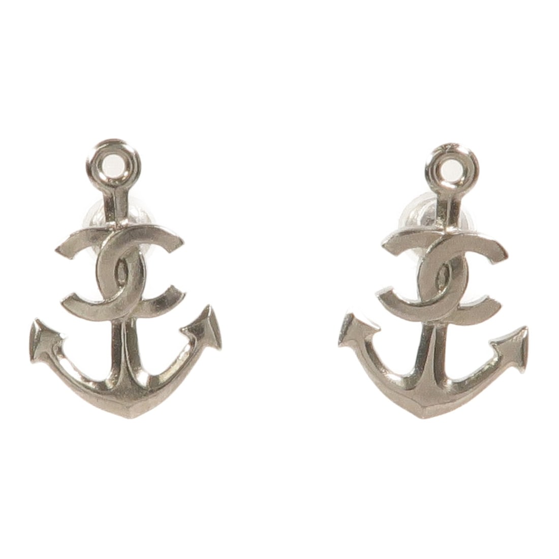 Silver Metal CC Earrings by CHANEL: Silver Metal CC Earrings by CHANEL CHANEL CC earrings in silver-tone metal. The item is in very good AB condition and comes with no accessories. Date code: 18A. Specifications Brand Name: CHANEL Item 