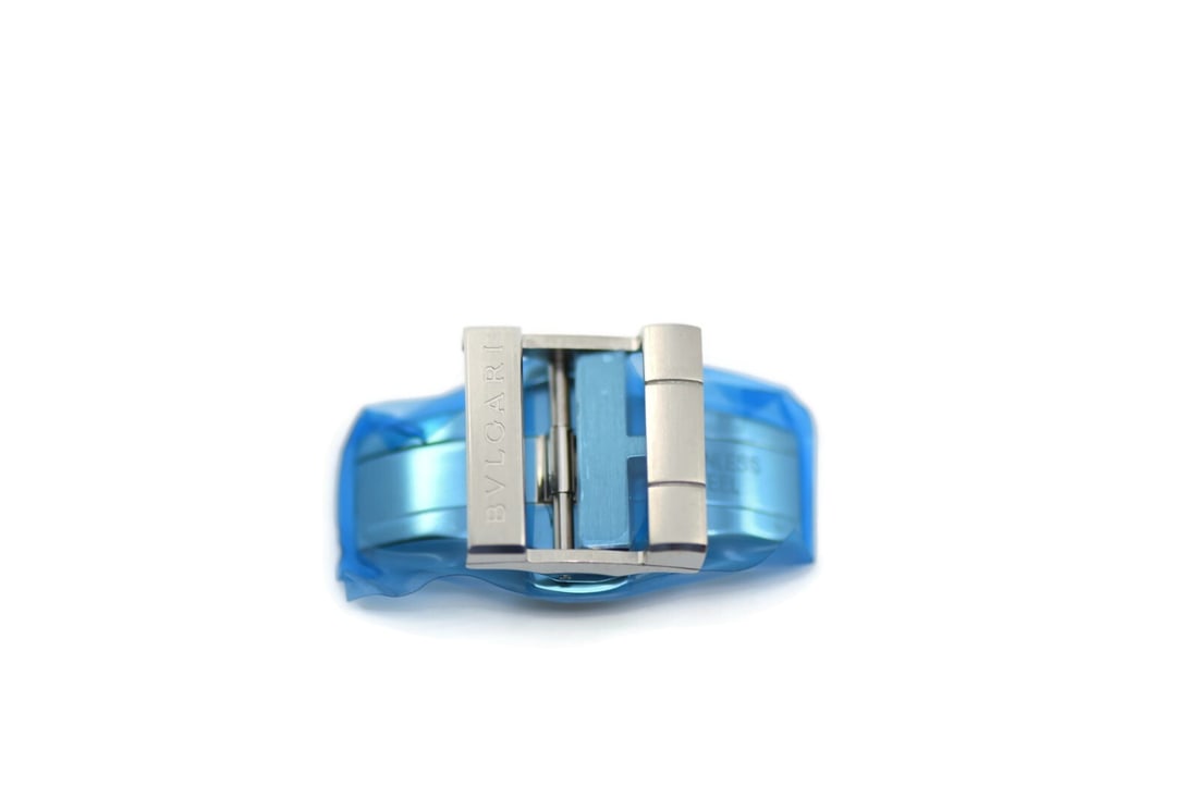 Titanium 18mm Deployment Buckle for Wristwatch Bands by Bulgari: Titanium 18mm Deployment Buckle for Wristwatch Bands by Bulgari This is a pre-owned Bulgari titanium deployment buckle designed for wristwatch bands. The buckle has a width of 18mm and is crafted in S