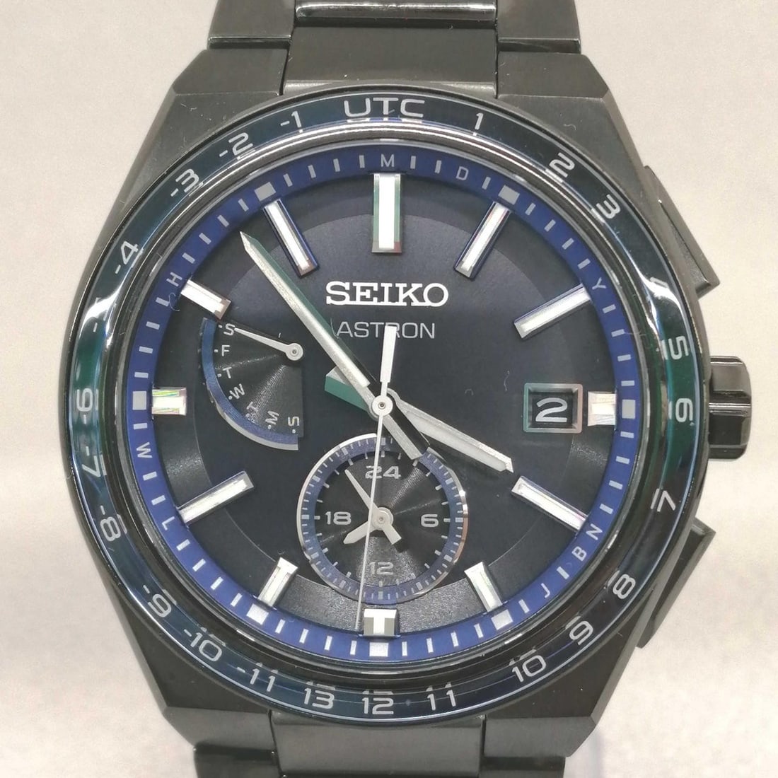 Seiko 8B63-0BB0 Astron Nexter titanium mens wristwatch blue dial: Seiko 8B63-0BB0 Astron Nexter titanium mens wristwatch blue dial Seiko Astron Nexter men's wristwatch with a blue dial and titanium case and band. It is a pre-owned solar-powered radio-controlled watc