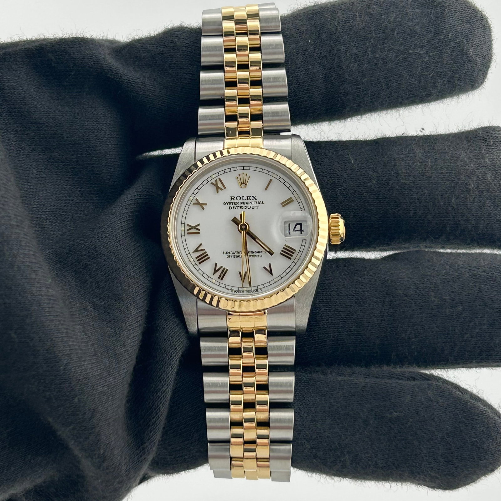 Rolex Datejust 68273 Ladies Watch White Roman Dial Jubilee Papers: Rolex Datejust 68273 Ladies Watch White Roman Dial Jubilee Papers Ladies Rolex Datejust watch, reference 68273, featuring a champagne stick dial, fluted bezel, and D-Link Jubilee bracelet. The listing