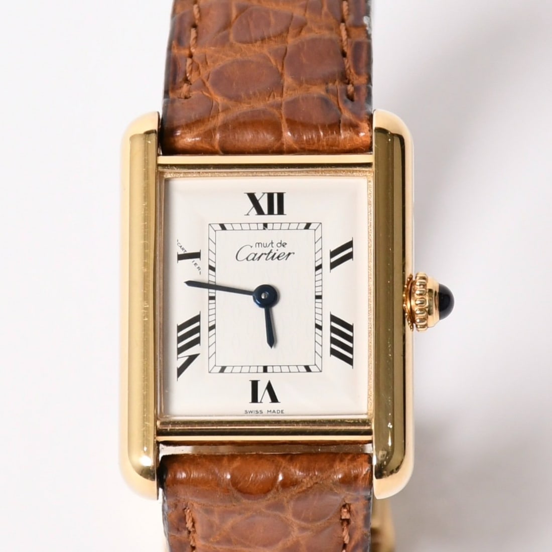 Cartier Must Tank MM W1013654 Unisex Quartz Watch White Dial: Cartier Must Tank MM W1013654 Unisex Quartz Watch White Dial Cartier Must Tank MM W1013654 is a pre-owned unisex wristwatch from Switzerland with a square face, white dial, and analog display. It feat