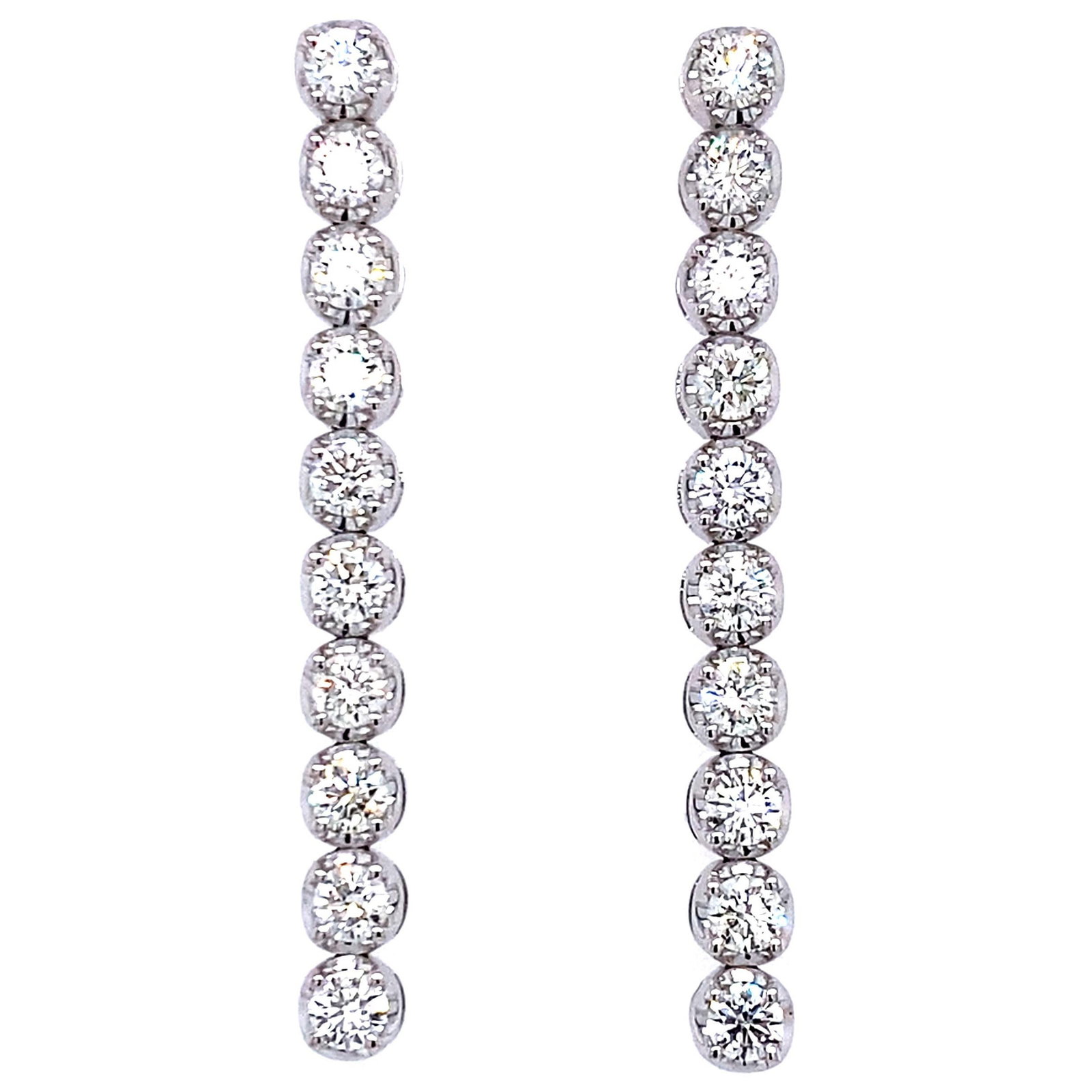 1.80ct Diamond Dangle Earrings in 18k White Gold Contemporary Design: 1.80ct Diamond Dangle Earrings in 18k White Gold Contemporary Design Elevate your style with these stunning diamond dangle earrings, expertly crafted from 18k white gold. Featuring 20 round brilliant 