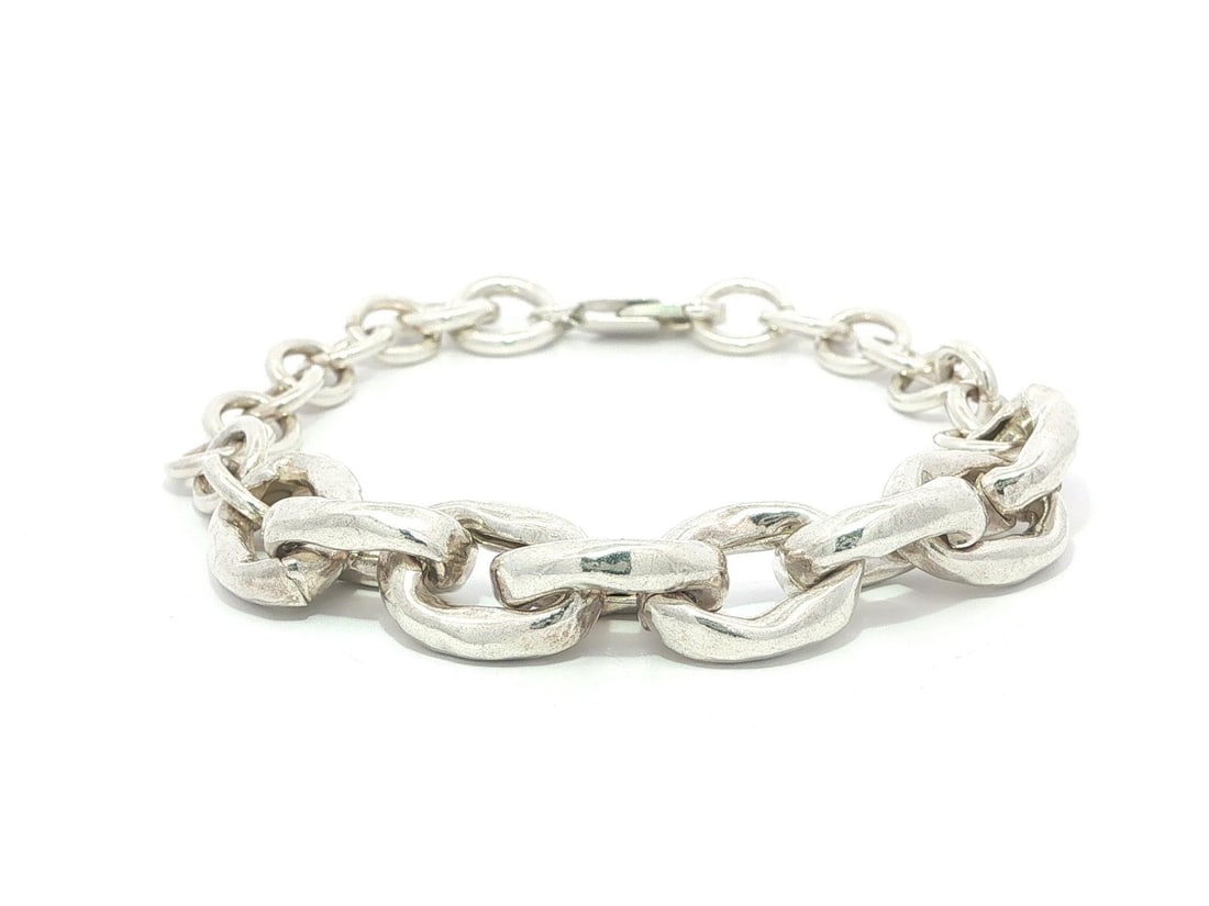 Sterling Silver Hammered Oval Link Bracelet 6.75 Inch Lobster Clasp: Sterling Silver Hammered Oval Link Bracelet 6.75 Inch Lobster Clasp This handmade bracelet features a hammered finish on sterling silver oval links, creating a distinctive chain design. The bracelet i