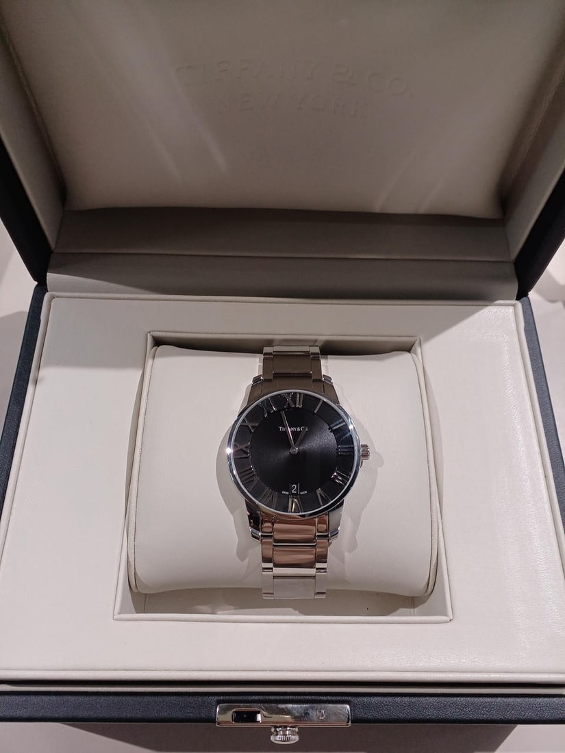 Tiffany Co Atlas Dome Date Mens Quartz Wristwatch 191470266: Tiffany Co Atlas Dome Date Mens Quartz Wristwatch 191470266 Pre-owned men's wristwatch from the ATLAS Dome Date line, powered by a quartz movement. The watch is identified by model number 191470266 an