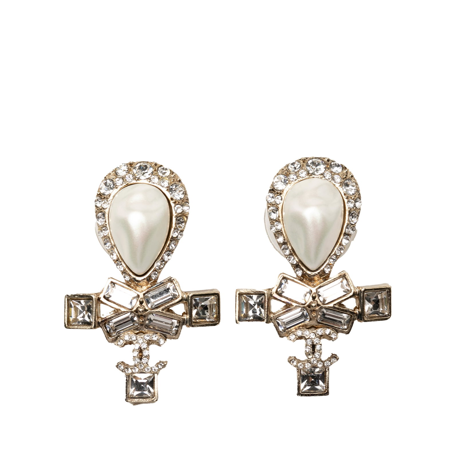 Chanel CC Ribbon Drop Earrings Gold Tone Faux Pearl Strass: Chanel CC Ribbon Drop Earrings Gold Tone Faux Pearl Strass Gold tone Chanel costume earrings featuring faux pearl and crystal embellishments with a tear drop ribbon design and push back closures. Orig