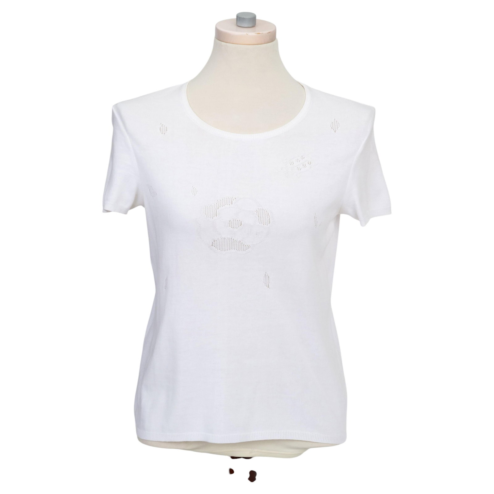 Chanel Small Cotton T Shirt with Camellia Flower Motif White: Chanel Small Cotton T Shirt with Camellia Flower Motif White Chanel White Camellia Tee crafted in 100% cotton features a detailed camellia flower design on the front. This size small tee offers a clas