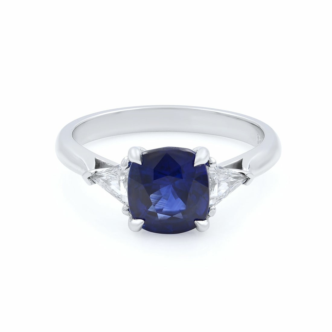 Rachel Koen 18K White Gold Blue Sapphire Diamond Engagement Ring 2.47cts: Rachel Koen 18K White Gold Blue Sapphire Diamond Engagement Ring 2.47cts This stunning engagement ring features a beautiful three-stone design, showcasing a captivating blue cushion sapphire complemen