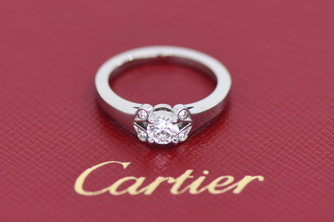 Platinum Cartier Diamond Engagement Ring E VVS1 0.29ct Round Size 4 GIA: Platinum Cartier Diamond Engagement Ring E VVS1 0.29ct Round Size 4 GIA This Cartier platinum engagement ring features a 0.29 carat round brilliant diamond with E color and VVS1 clarity. The ring is c