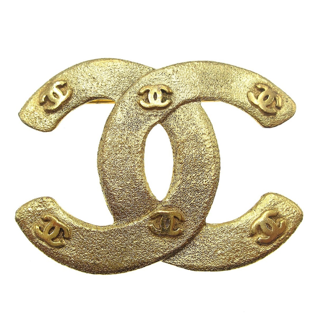 CHANEL CC Gold Plated Brooch Pin France 1264 29: CHANEL CC Gold Plated Brooch Pin France 1264 29 Chanel CC brooch pin in gold-plated metal, made in France. This brooch features the iconic CC motif and is presented in very good condition with light s