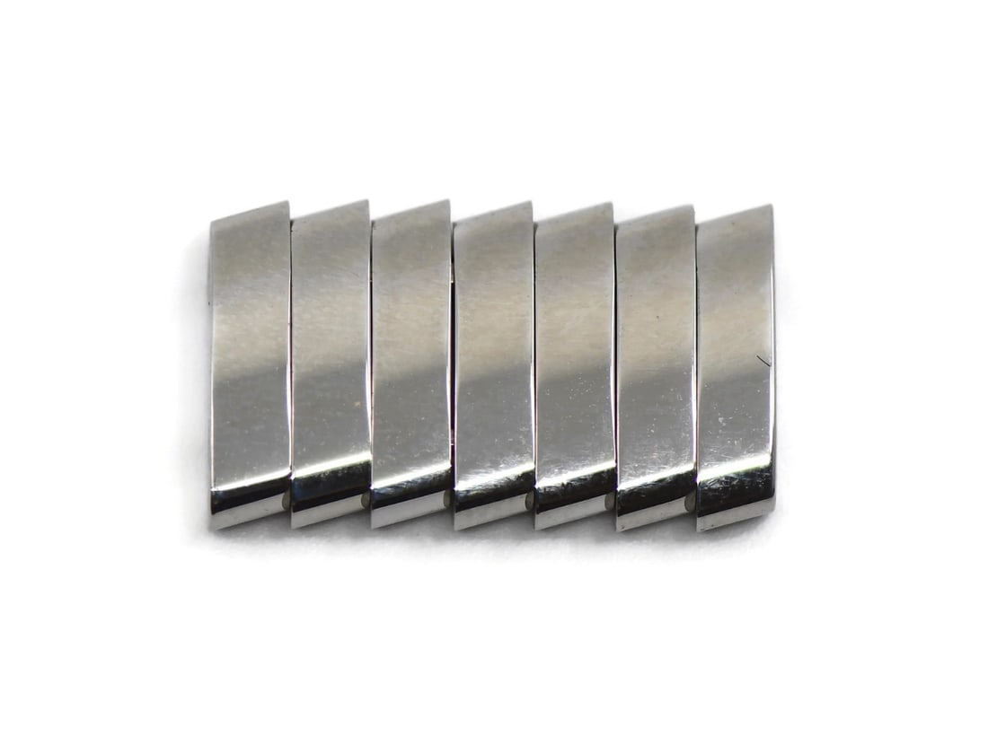 20mm Stainless Steel Replacement Link for Breitling Watch: 20mm Stainless Steel Replacement Link for Breitling Watch This is a pre-owned Breitling stainless steel band link designed for use with select Breitling watch models. The link has a width of 20mm and 