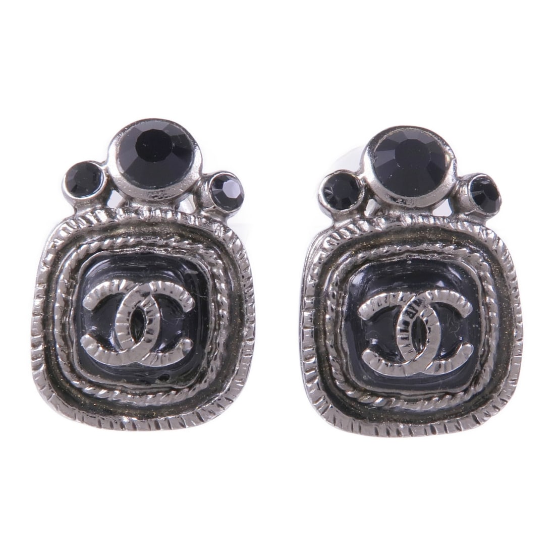 CHANEL CC Pierced Earrings Black Metal: CHANEL CC Pierced Earrings Black Metal CHANEL CC earrings in metal with a silver finish and black x black color detail. The item is in very good AB condition and comes with no accessories. Size is 20 
