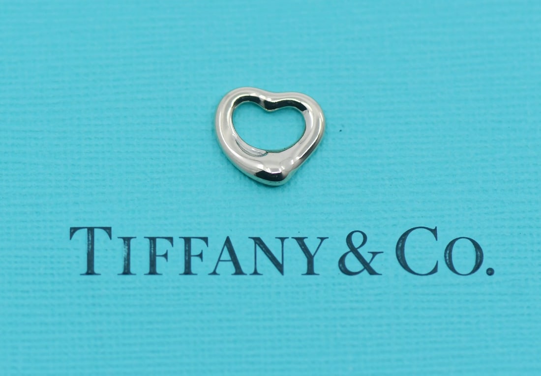 Tiffany Hearts Collection 18k Rose Gold Pendant with Pouch: Tiffany Hearts Collection 18k Rose Gold Pendant with Pouch This Tiffany & Co. heart pendant is crafted from 18k rose gold and features a sleek, minimalist design without any stones. Part of the Tiffan