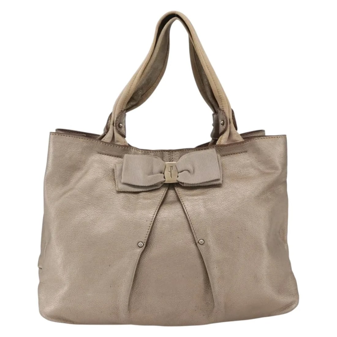 Gold Leather Handbag Salvatore Ferragamo Vala Italy: Gold Leather Handbag Salvatore Ferragamo Vala Italy This Salvatore Ferragamo Vala handbag is crafted from gold-colored leather and designed for women. It features a spacious interior and a structured 